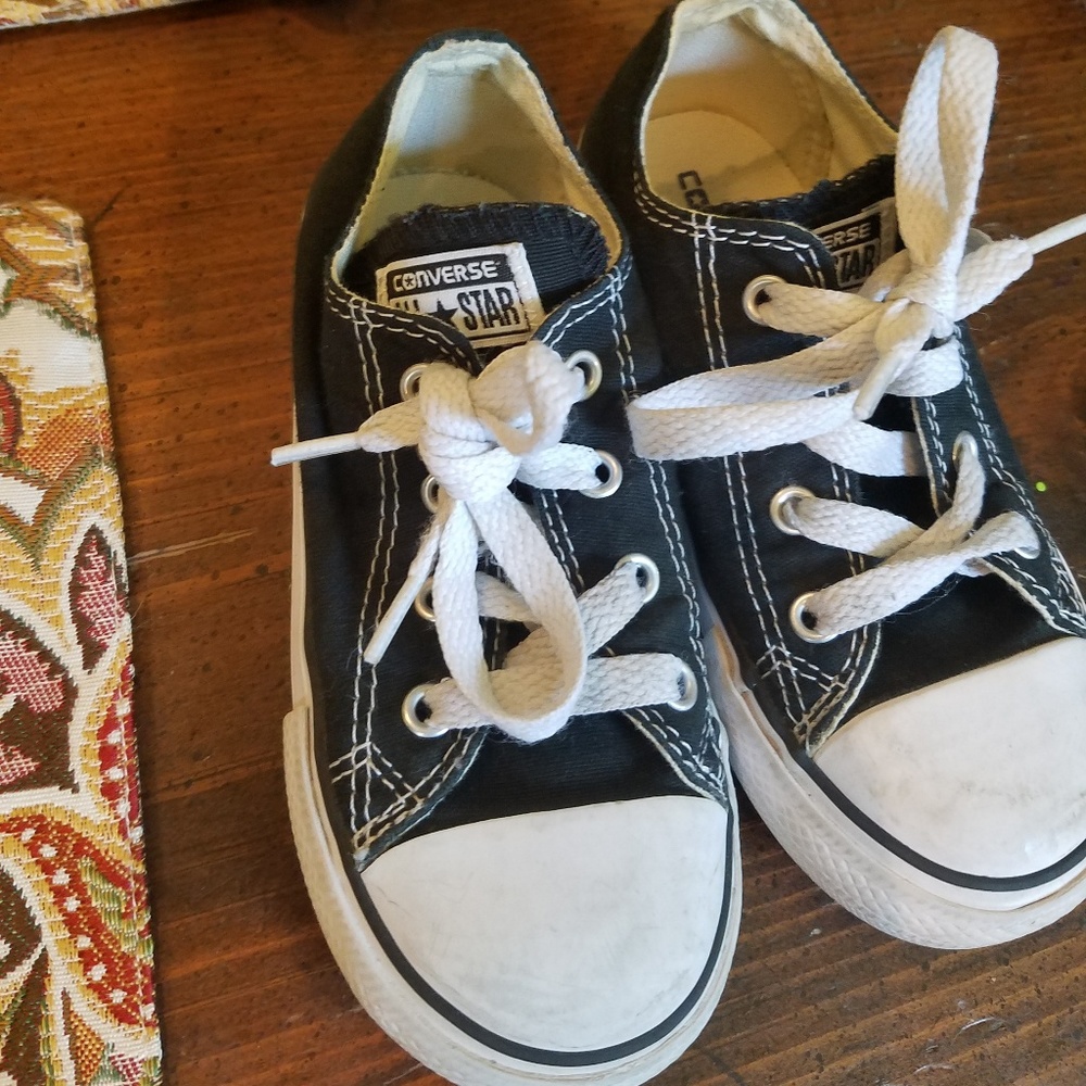 C.C.O.😎Boy's cute sneakers for toddlers size 9.